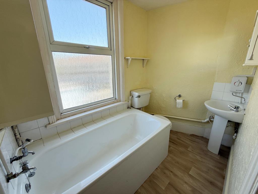 Lot: 34 - PAIR OF VACANT FLATS - Flat 2 bathroom with W.C.